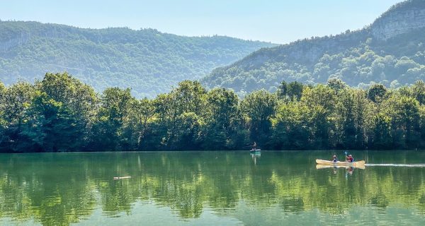 Two peoples kayaking on the coiselet lake, Jura, France